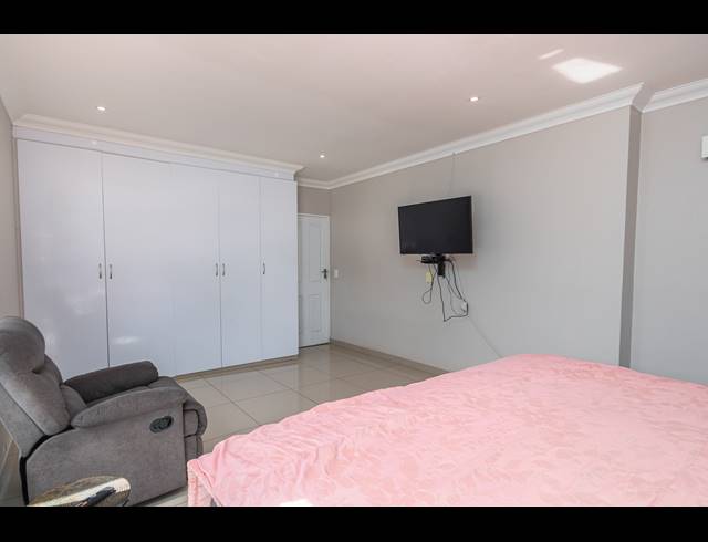 6 BEDROOM FREESTANDING TO LET IN TABLE VIEW